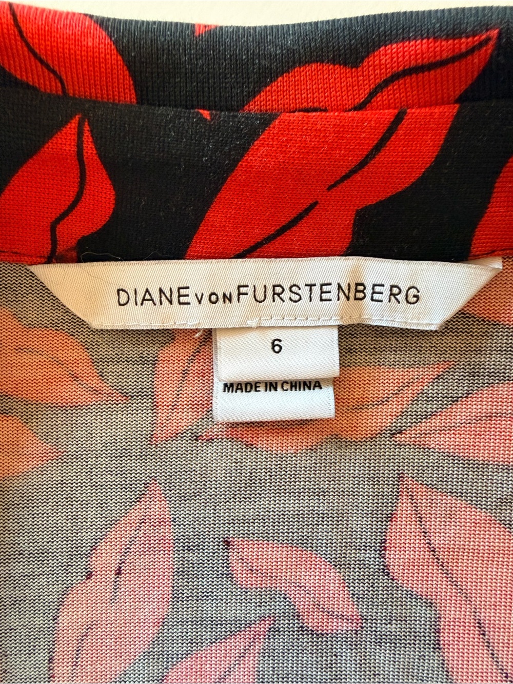 Diane von Furstenberg Lips Wrap Dress 100%Silk jersey, size 6 - Picture 2 of 14